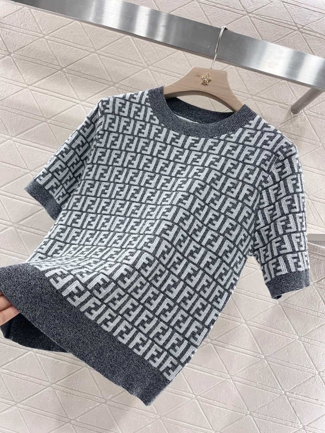 Round neck fashionable knitted T-shirt