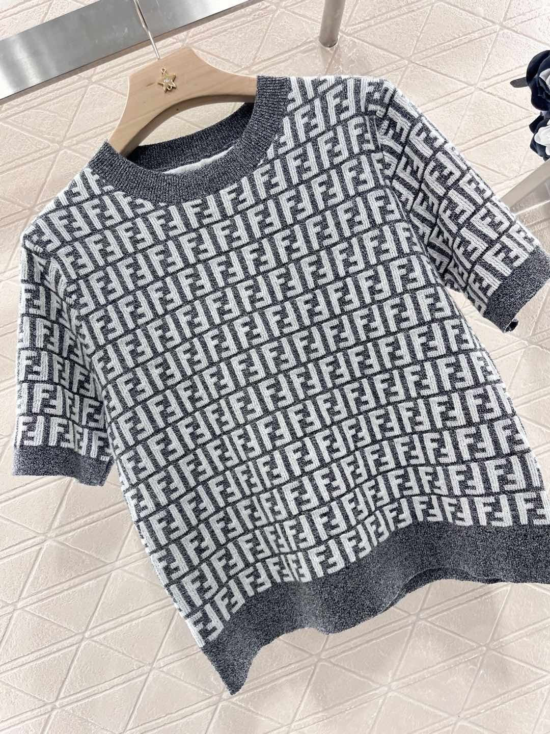 Round neck fashionable knitted T-shirt