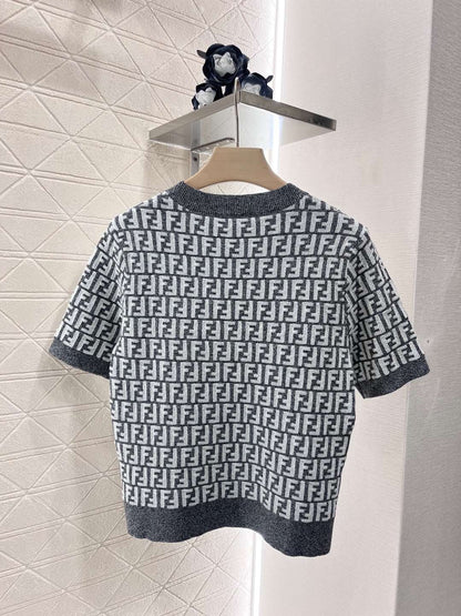 Round neck fashionable knitted T-shirt