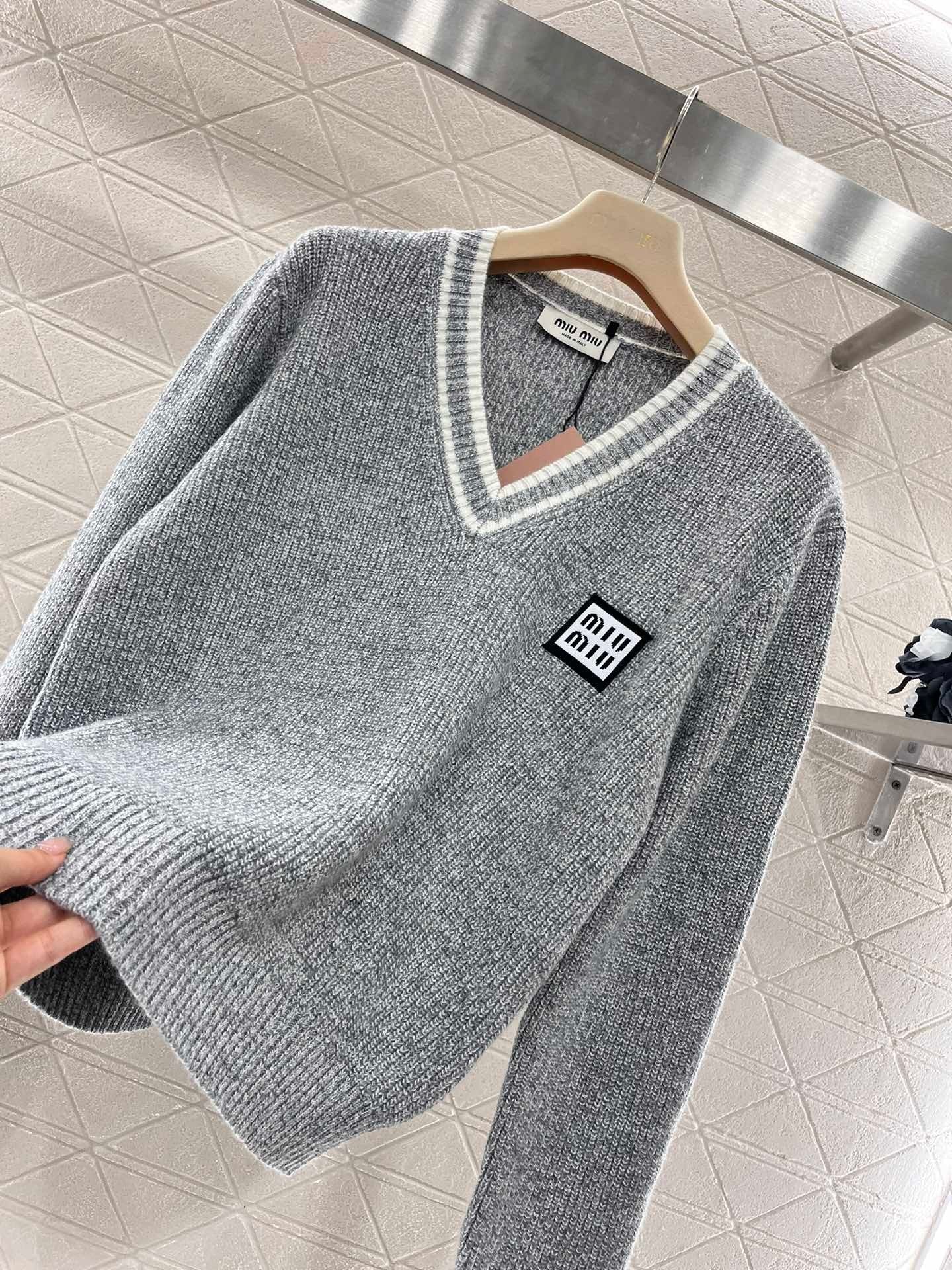 Knitted V-neck pullover sweater