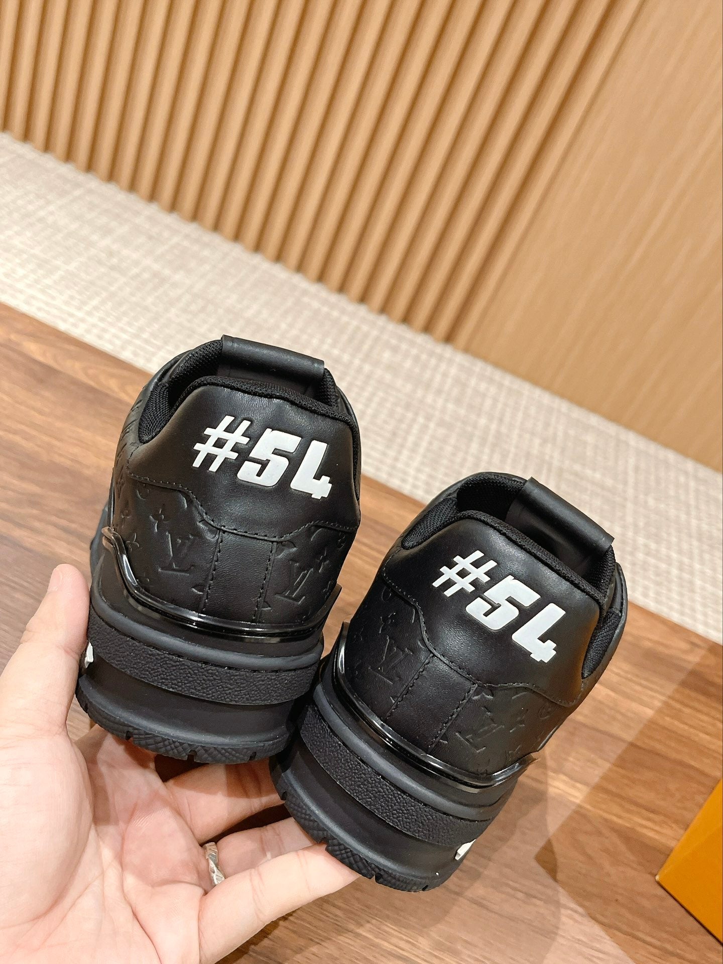 Couple's 𝘁𝗿𝗮𝗶𝗻𝗲𝗿 series latest sports shoes