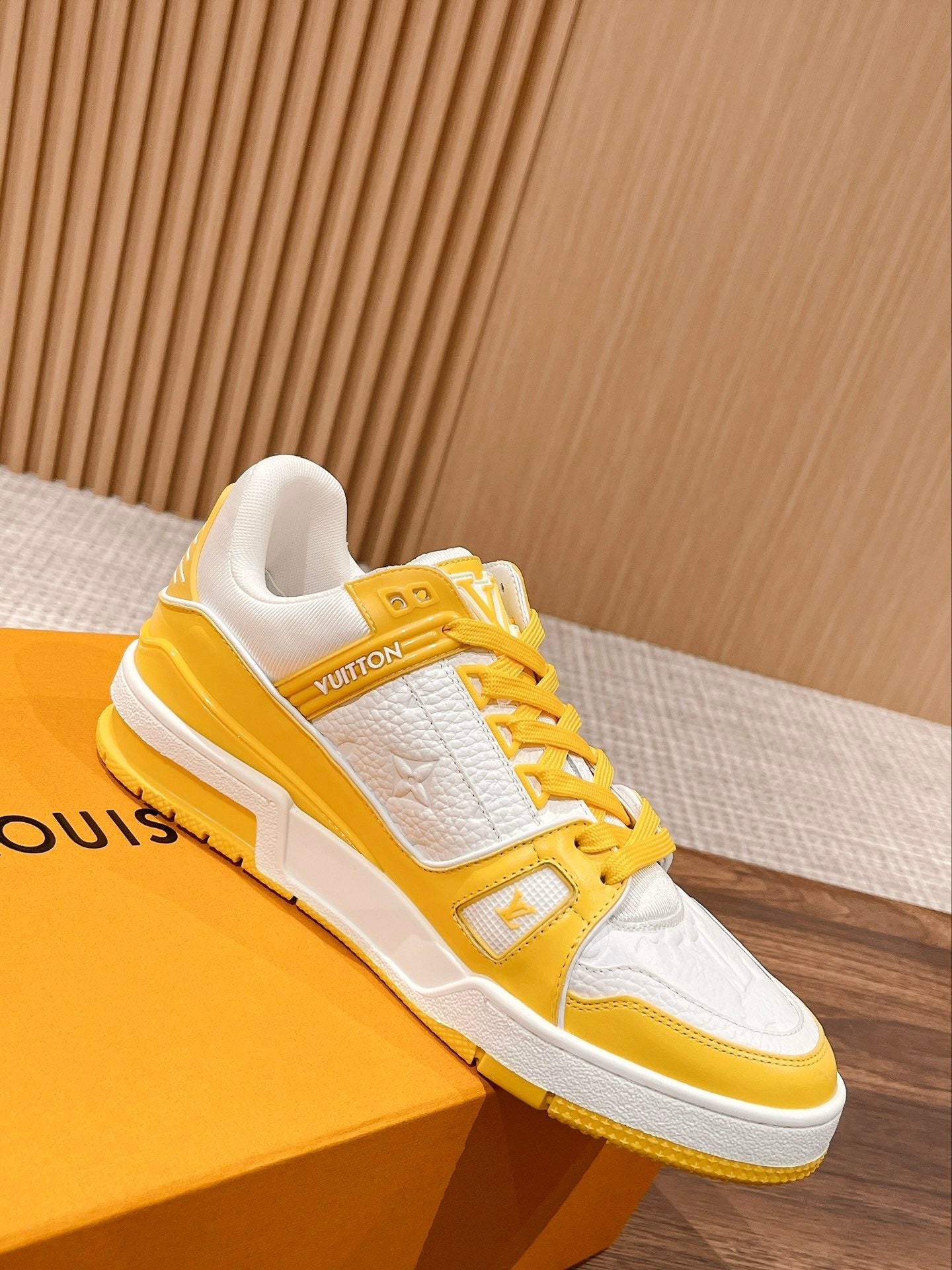 Couple's 𝘁𝗿𝗮𝗶𝗻𝗲𝗿 series latest sports shoes